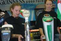 Catrin a Sian wrth y bar