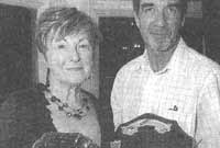 Eifiona Roberts, y cynhyrchydd, ac Euros Lewis, awdur, yn arddangos y ddau dlws a enillwyd - un am y ddrama ddaeth i'r brig a'r Hall am y llwyfanu gorau yn y gystadleuaeth yn Aberdyfi