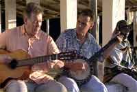 Y gitar a'r banjo ydi offerynnau Alun