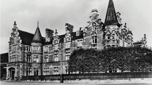 Black and white view of the Station Hotel in Perth.