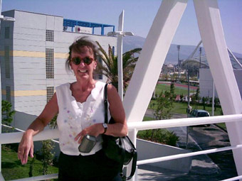 Lynda Ganatsiou y tu allen i'r Stadiwm, cyn mynd i mewn am y diwrnod