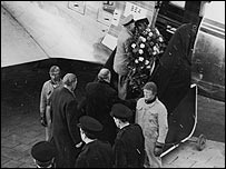Duncan Edwards' is flown home (22/02/58)