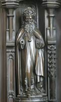 Stone carving of Edward in simple robe and crown on the side of Henry VII's tomb