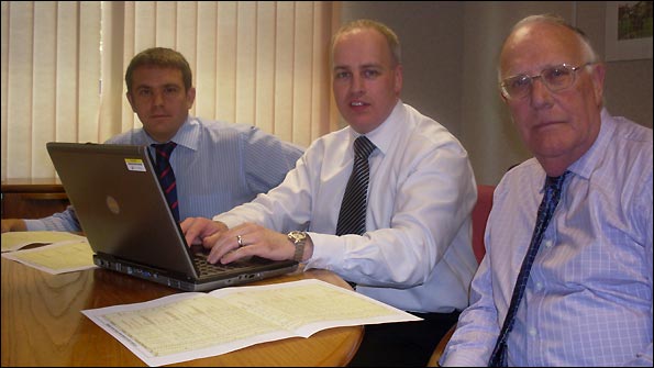 Football League fixtures officer Paul Snellgrove, Glenn Thompson of Atos Origin and FSF president Ian Todd with the actual fixtures computer