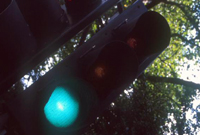 Golau traffig gwyrdd