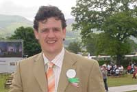 Rhys Meirion ar faes y Steddfod yn Rhuthun