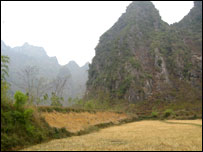 Hình núi đá gần ải Chi Lăng