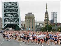 Great North Runners cross the Tyne Bridge 2005