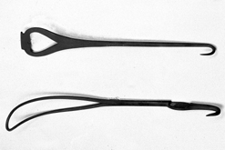 Picture of obstetical forceps associated with the Chamberlens courtesy of the Wellcome Library, London.
