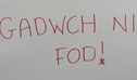 Llun o arwydd yn dweud 'Gadwch ni fod!'