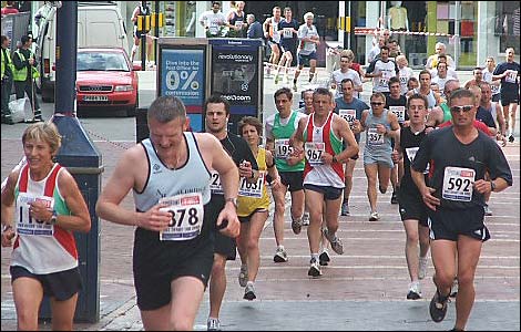 Action pictures from the 2005 10k Run in Derby