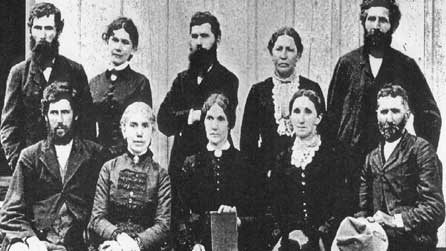 Y Jonesus: Enos, Jane, Jenkin, Mary a John (Rhes gefn) ac Ellen, Anna, Margaret a Thomas rhes flaen. Diolch i Janny Strickland am y llun.