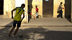 Niño cubano jugando al fútbol
