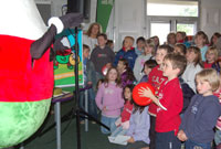 Mistar Urdd yn dathlu gyda'r plant
