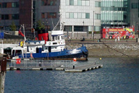 Bws dŵr ym Mae Caerdydd