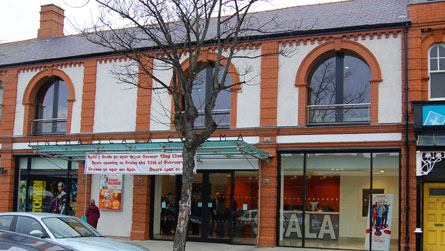 Yr adeilad ar ei newydd newydd