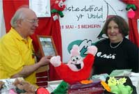 Stondin Môn ym Margam - Helen Evans, is-gadeirydd pwyllgor gwaith Môn a David Gwyn John un o is-lywyddion yr Urdd.