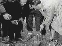 Archive footage of meteorite hunters in Barwell