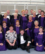 Rhai o Aelodau o Gantorion Rhys, Rosllenerchrugog gyda'u harweinydd Aled Phillips ac Elen Mair Rogers, cyfeilydd yn ennill cystadleuaeth Côr cymysg 20-45