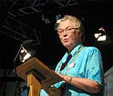 Gwyneth Cooper, Arweinydd Cymru a'r Byd, ar y llwyfan