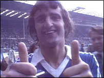 Roger Osborne gives the thumbs-up at Wembley, 1978