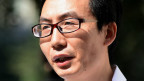 李方平律师在新疆乌鲁木齐中级法院门外接受采访(17/9/2014)