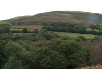 Mynydd Dugoed ger Mallwyd lle mae olion hen feddau a briodolir i'r Gwylliaid