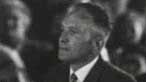 T Llew Jones yn sefyll ar ganiad y corn 1958
