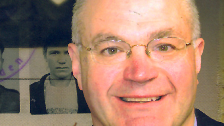 Llun o Felix Aubel ar glawr y llyfr