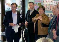 John Emyr mewn derbyniad, i nodi cyhoeddi'r gyfrol