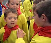 Rhai o fechgyn Dawns Seremoni'r Fedal Ryddiaeth yn barod i fynd i'r llwyfan