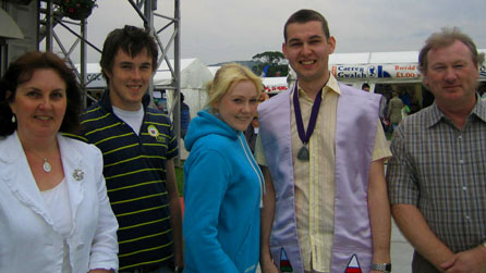 Arwel Rhys Williams yn dathlu gyda'i deulu ar faes y Steddfod