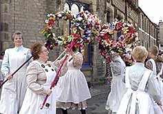 garland dancers