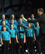 Côr Ysgol Gerdd Ceredigion yn ennill cystadleuaeth côr ieuenctid dan 25
