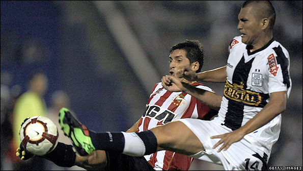 Jose Sosa (left) of Estudiantes and Carlos Solis of Alianza Lima