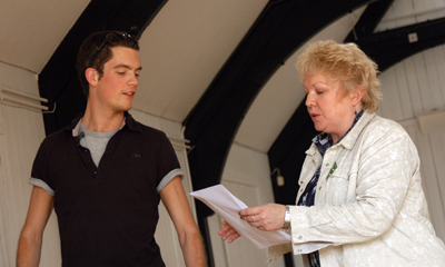 Glyn helps Di with the challenge