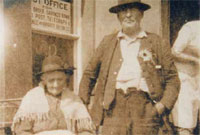 Mary Jones y tu allan i hen lythyrdy y pentre - roedd yn un o ddisgynyddion Morris Jones a fyddai'n gwarchod wrth ddrws yr ysgol Sul rhag i'r plant ddianc!