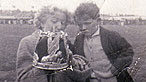 Dilys Cadwaladr (gyda ei mab, Sion) - y ferch gyntaf i ennill y goron - yn Eisteddfod y Rhyl yn 1953