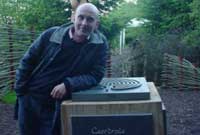 Ian Rowlands ar leoliad un o'i gynyrchiadau