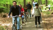 Cycling and rollerblading on a cycle path in Rambouillet forest (Ile-de-France region) : Frédéric Eberhardt / M.A.E.