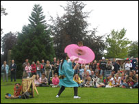 Senmaru performing tricks at Kendal Mintfest
