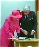 Y Frenhines yn agor y Cynulliad Cenedlaethol
