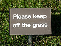 keep off the grass sign