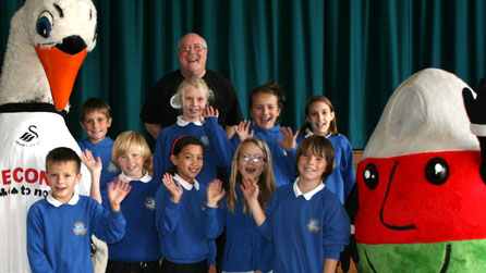 Cyril a Mr Urdd yn cyfarfod disgyblion Ysgol y Grange