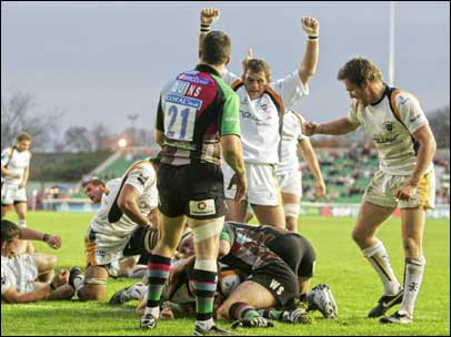 Worcester Warriors Pat Saunderson scores a try
