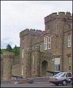 Castell Cyfarthfa - cafodd ei adeiladu gan William Crawshay, perchenog gweithfeydd haearn Cyfarthfa
