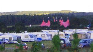 Carafan mewn cwr o steddfod . . .