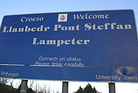 Anti Marian yn siop Caxton's, Llambed