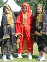 Kids try out Saudi costume (photo: Hatin Oweida)