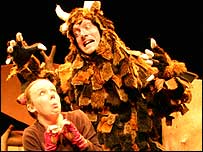 Mouse comes face to face with the Gruffalo